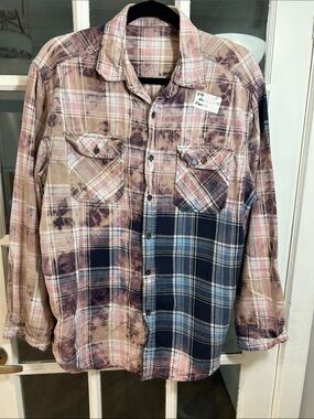 O77     Classic Plaid Button-Up Shirt in Multicolor